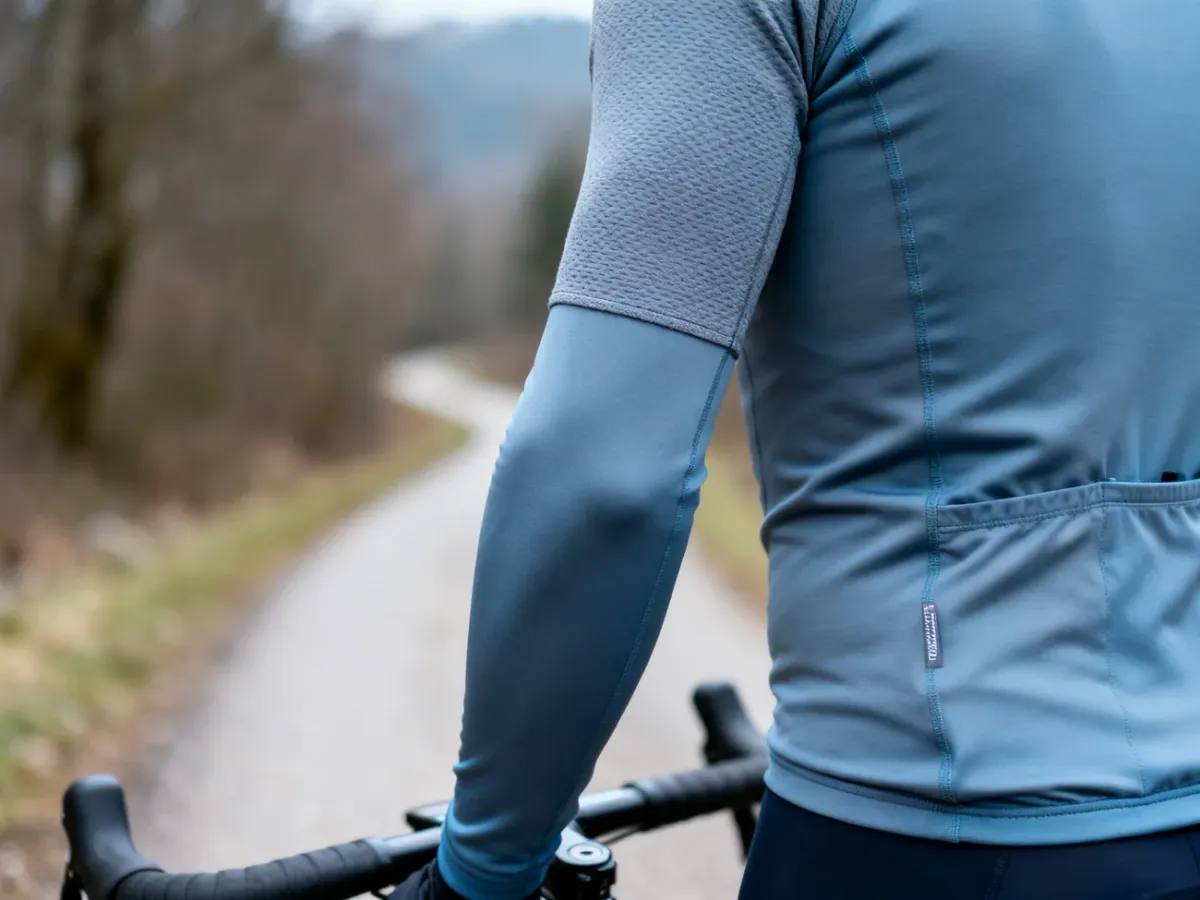 Rowerzysta w dopasowanej bieliźnie termoaktywnej podczas jazdy w chłodny dzień